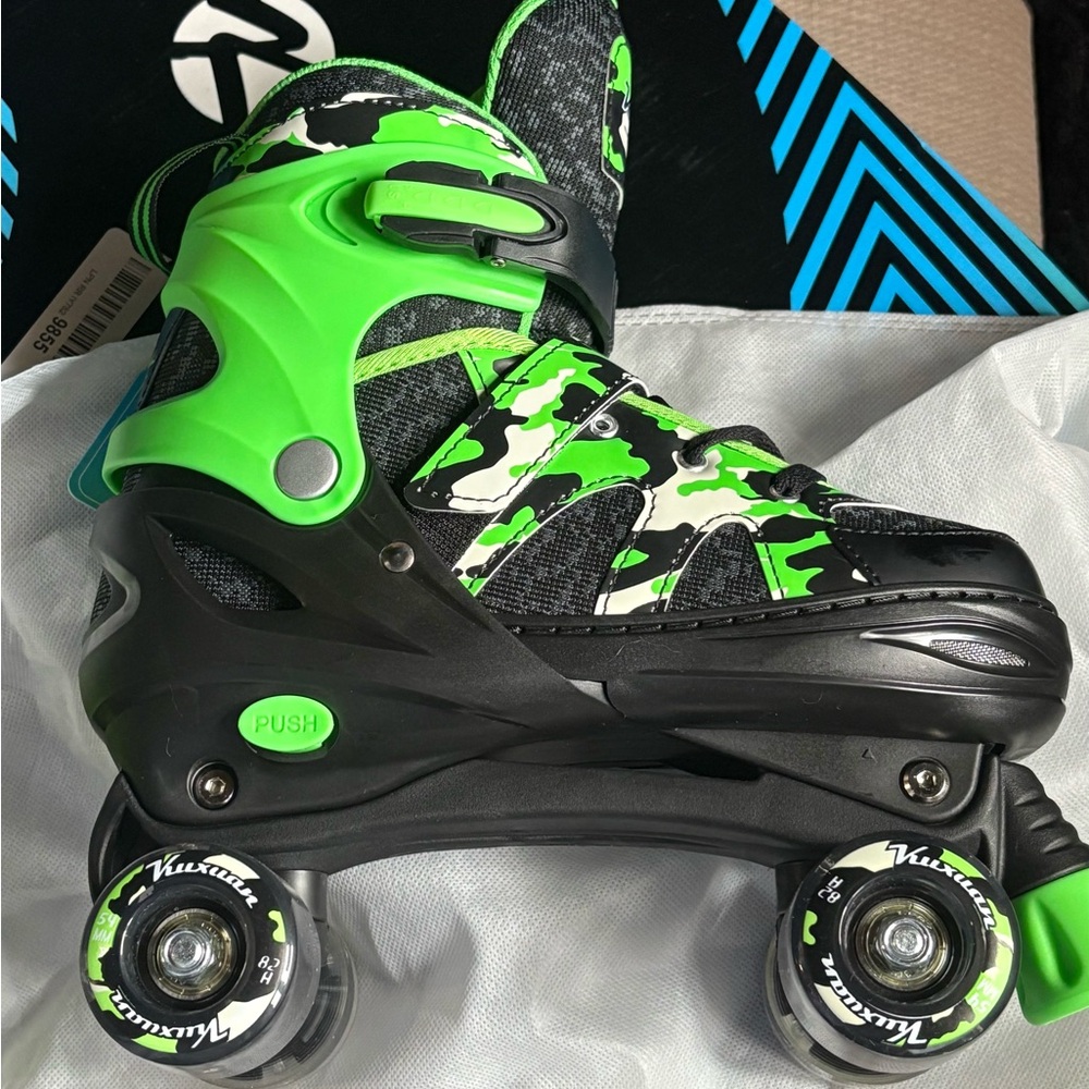 New Neon Green and Black Kids Roller Skates
WHEELS LIGHT UP!!!!!!
ADJUSTABLE!